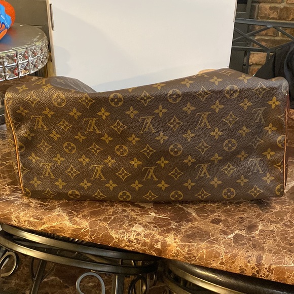 Authentic Louis Vuitton Monogram Speedy 40 - Picture 15 of 15